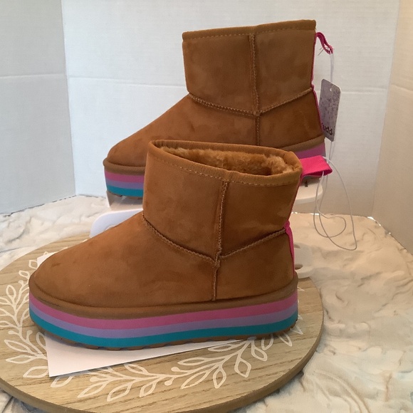Mudd Other - NWT MUDD Camel ankle fur platform boots‎ youth sz. 3